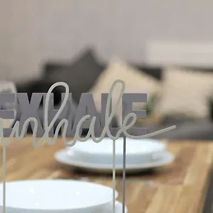 https://large-modern-4-bed-house-public-parking-sleeps-10.cardiffhotelswales.com